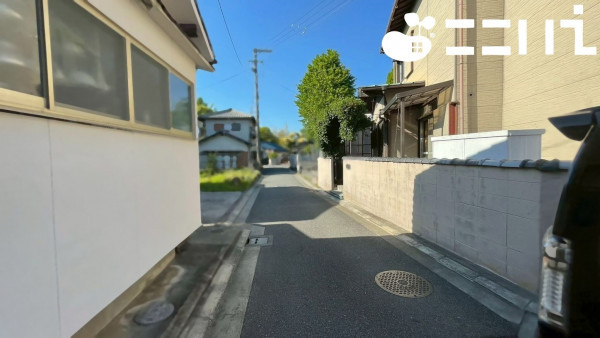 姫路市網干区浜田、中古一戸建ての前面道路を含む現地写真画像です