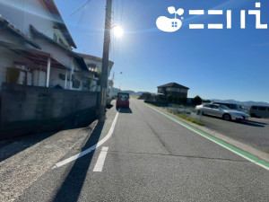 姫路市網干区坂上、中古一戸建ての前面道路を含む現地写真画像です