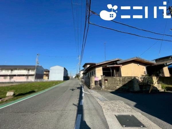 姫路市網干区坂上、中古一戸建ての前面道路を含む現地写真画像です