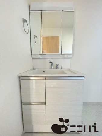 姫路市網干区余子浜、中古一戸建ての洗面画像です