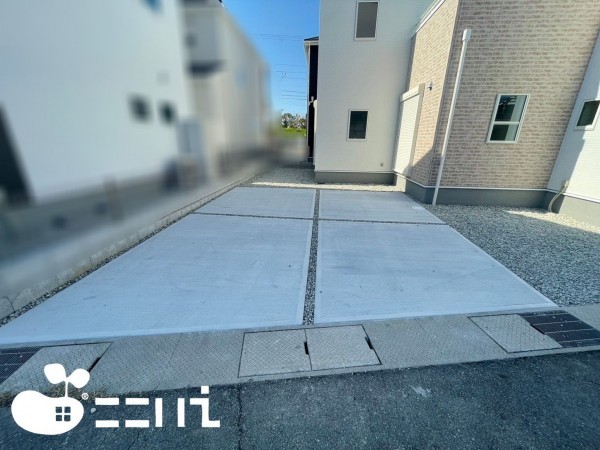 姫路市網干区余子浜、中古一戸建ての駐車場画像です