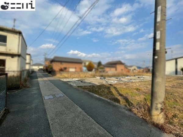 揖保郡太子町塚森、土地の前面道路を含む現地写真画像です