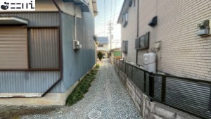 揖保郡太子町鵤、中古一戸建ての前面道路を含む現地写真画像です