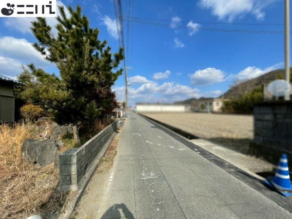 たつの市龍野町島田、中古一戸建ての前面道路を含む現地写真画像です