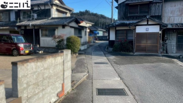 たつの市揖保川町原、中古一戸建ての前面道路を含む現地写真画像です