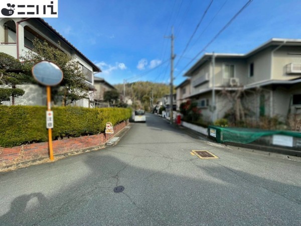 たつの市揖保川町片島、中古一戸建ての前面道路を含む現地写真画像です