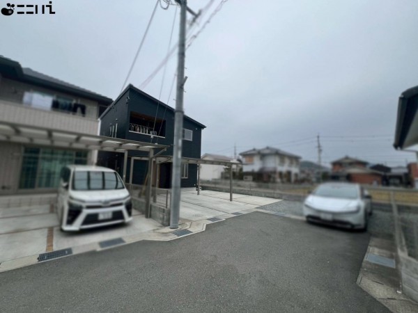 揖保郡太子町鵤、中古一戸建ての前面道路を含む現地写真画像です