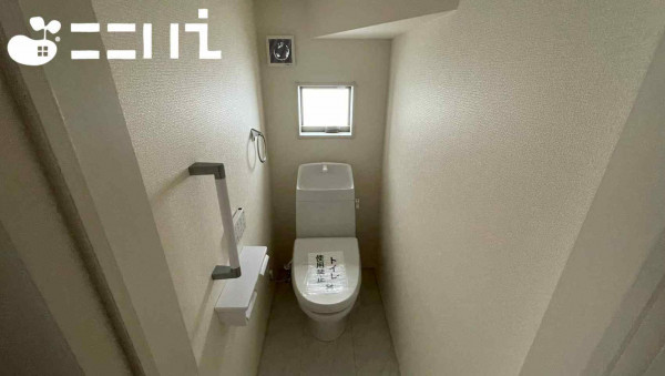 姫路市伊伝居、新築一戸建てのトイレ画像です