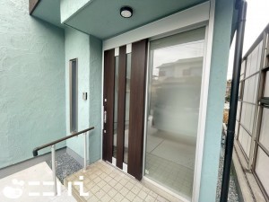 姫路市広畑区小坂、中古一戸建ての玄関画像です