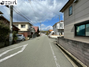 たつの市揖保川町本條、中古一戸建ての前面道路を含む現地写真画像です
