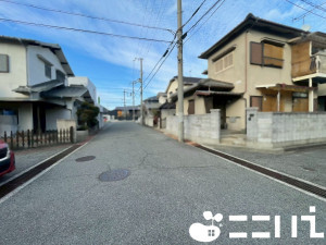 姫路市飾東町、中古一戸建ての前面道路を含む現地写真画像です