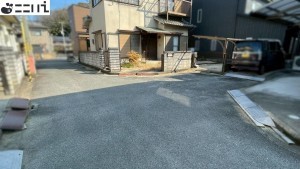 揖保郡太子町東出、中古一戸建ての前面道路を含む現地写真画像です