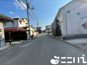 姫路市書写、中古一戸建ての前面道路を含む現地写真画像です
