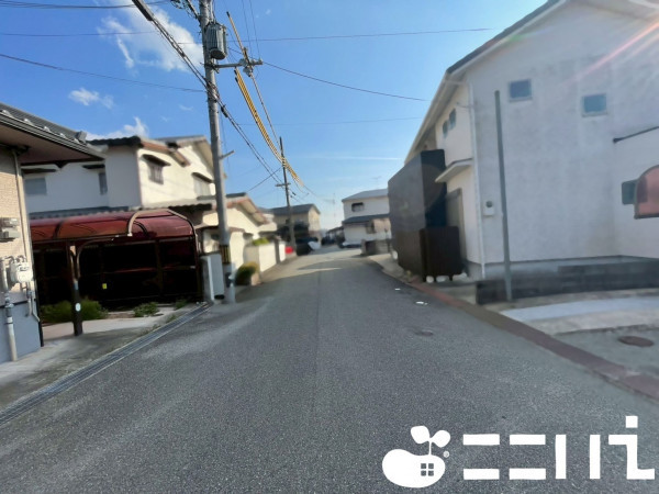 姫路市書写、中古一戸建ての前面道路を含む現地写真画像です