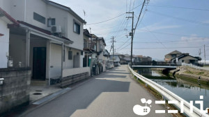 姫路市網干区宮内、中古一戸建ての前面道路を含む現地写真画像です