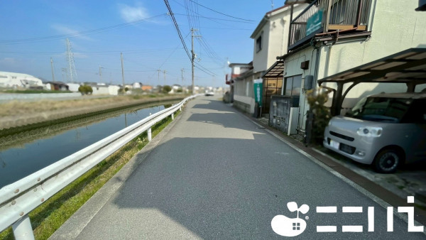 姫路市網干区宮内、中古一戸建ての前面道路を含む現地写真画像です
