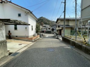 相生市旭、中古一戸建ての前面道路を含む現地写真画像です