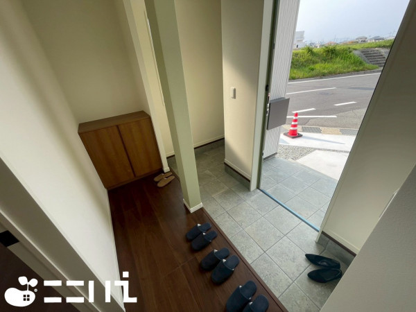 姫路市網干区興浜、新築一戸建ての玄関画像です