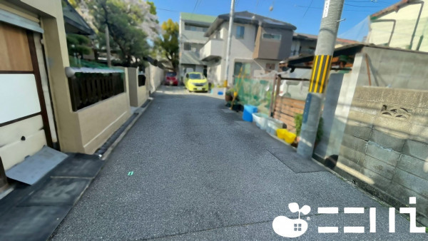 姫路市広峰、中古一戸建ての前面道路を含む現地写真画像です