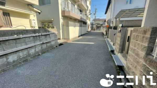 姫路市広峰、中古一戸建ての前面道路を含む現地写真画像です