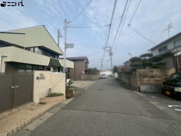 姫路市町坪、中古一戸建ての前面道路を含む現地写真画像です