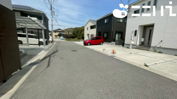姫路市飾東町、中古一戸建ての前面道路を含む現地写真画像です