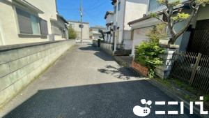 姫路市宮上町、中古一戸建ての前面道路を含む現地写真画像です
