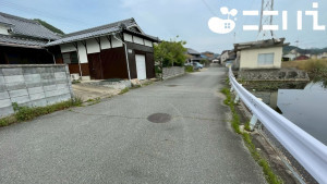 姫路市飾東町、中古一戸建ての前面道路を含む現地写真画像です