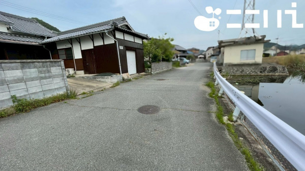 姫路市飾東町、中古一戸建ての前面道路を含む現地写真画像です