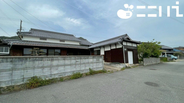 姫路市飾東町、中古一戸建ての前面道路を含む現地写真画像です
