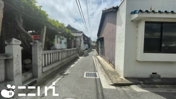 姫路市網干区浜田、中古一戸建ての前面道路を含む現地写真画像です