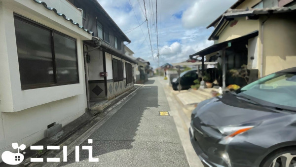 姫路市網干区浜田、中古一戸建ての前面道路を含む現地写真画像です
