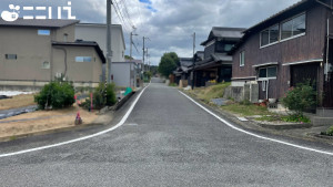 たつの市揖西町南山、中古一戸建ての前面道路を含む現地写真画像です