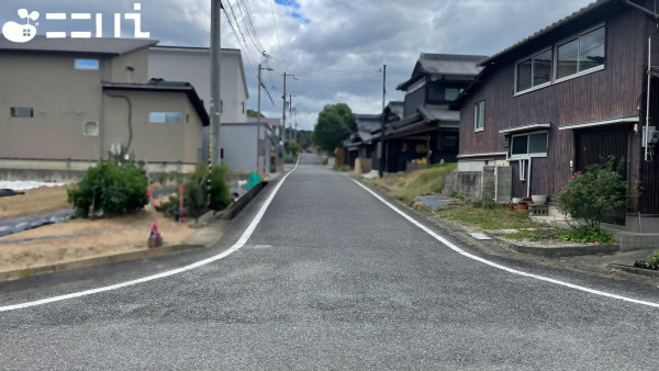 たつの市揖西町南山、中古一戸建ての前面道路を含む現地写真画像です