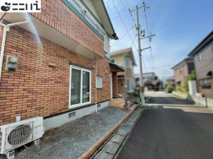 揖保郡太子町太田、中古一戸建ての前面道路を含む現地写真画像です