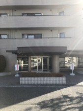 姫路市飾磨区構、マンションのエントランス画像です