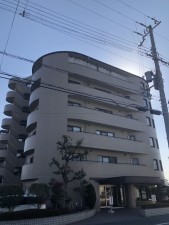 姫路市飾磨区構、マンションの外観画像です