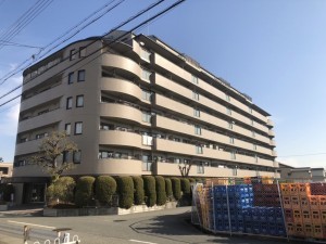 姫路市飾磨区構、マンションの外観画像です