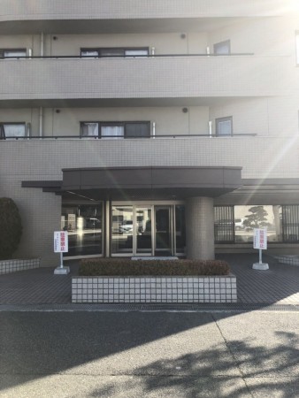 姫路市飾磨区構、マンションのエントランス画像です