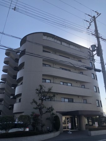 姫路市飾磨区構、マンションの外観画像です