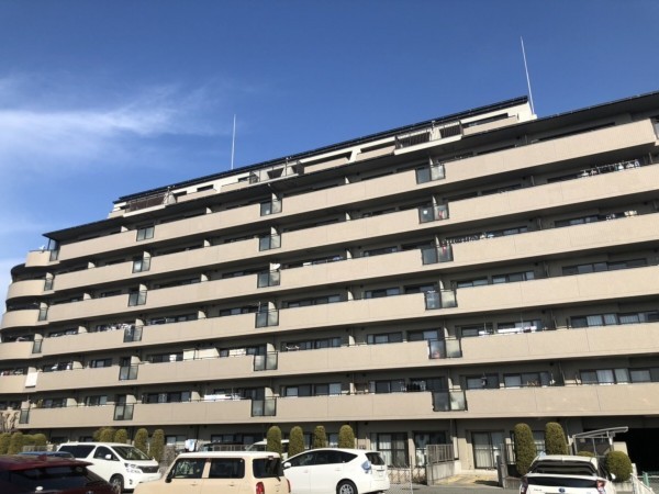 姫路市飾磨区構、マンションの外観画像です