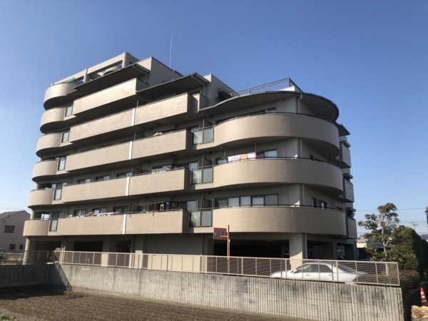 姫路市飾磨区構、マンションの外観画像です