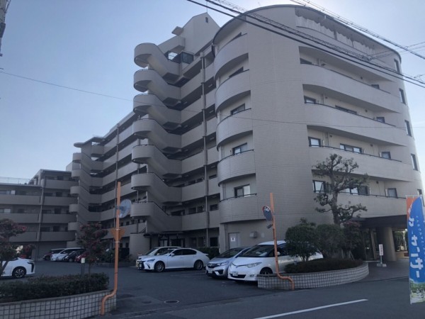 姫路市飾磨区構、マンションの外観画像です