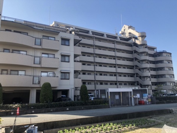 姫路市飾磨区構、マンションの外観画像です