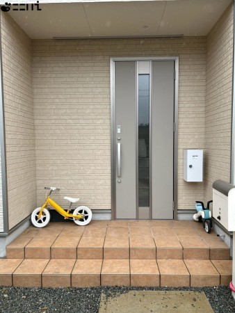 姫路市網干区興浜、中古一戸建ての玄関画像です