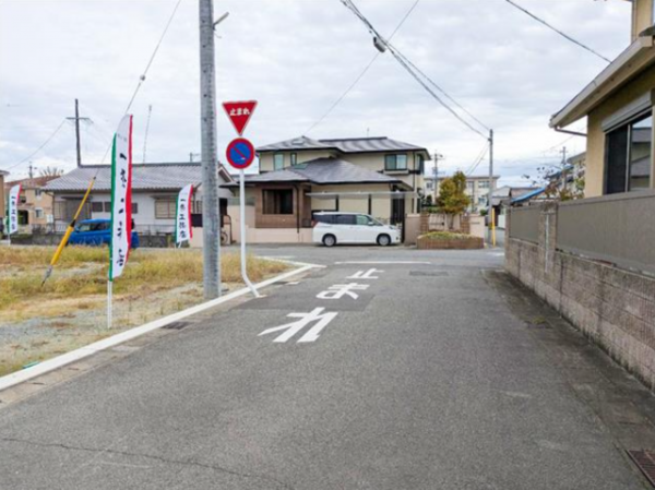 松阪市川井町、土地の前面道路を含む現地写真画像です