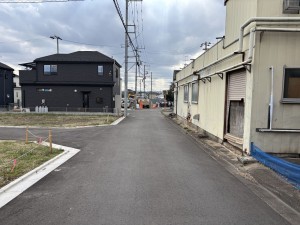 武蔵村山市岸、土地の前面道路を含む現地写真画像です