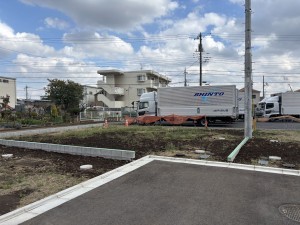 武蔵村山市岸、土地の前面道路を含む現地写真画像です