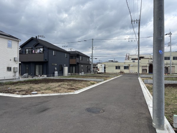 武蔵村山市岸、土地の前面道路を含む現地写真画像です