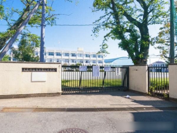 武蔵村山市神明、新築一戸建ての中学校画像です